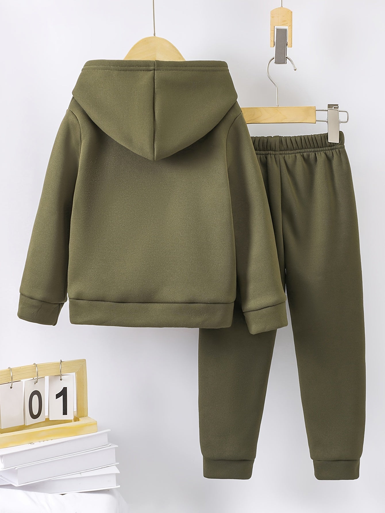 Boys' Autumn And Winter Hooded Sweatshirt Paired With Sports Pants.