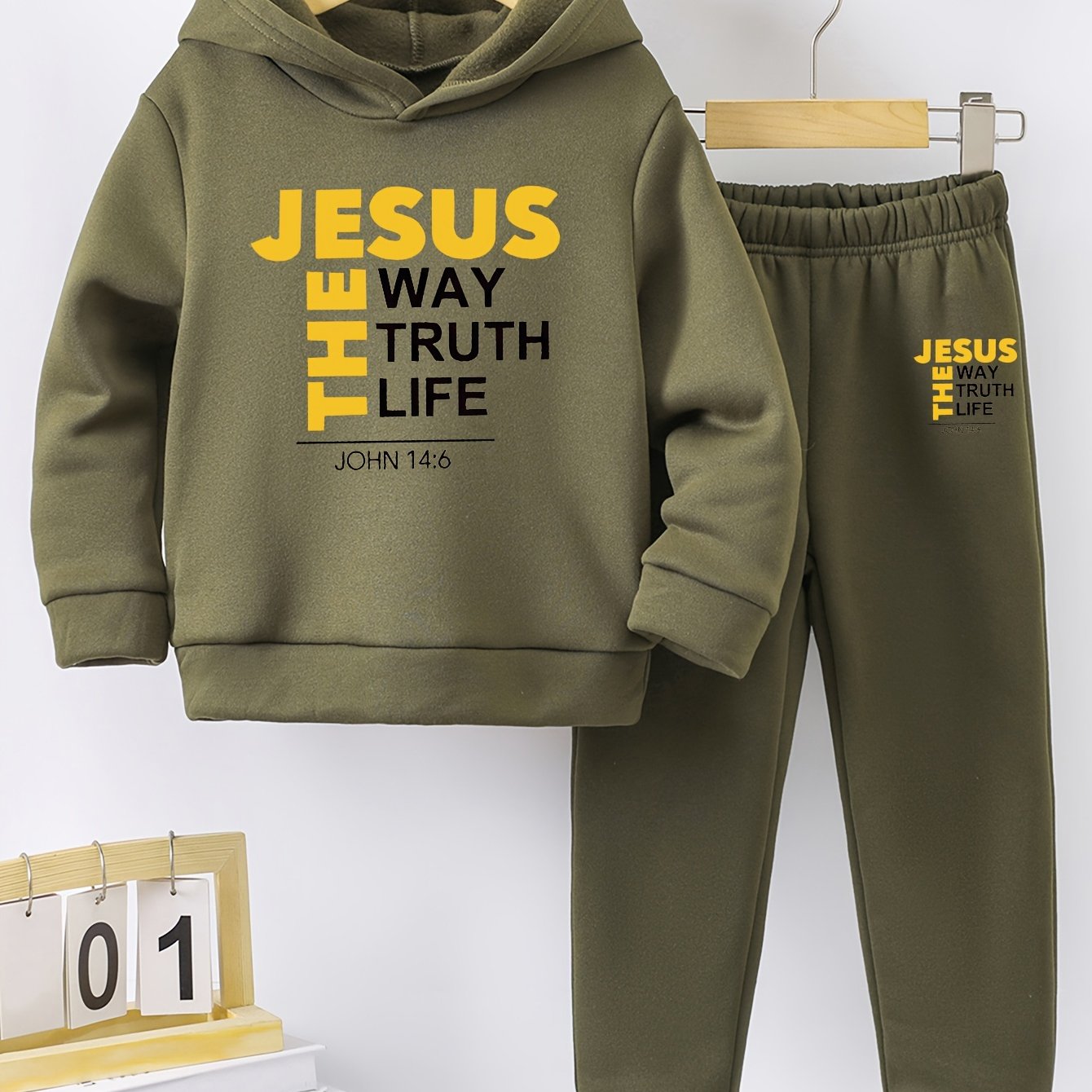 Boys' Autumn And Winter Hooded Sweatshirt Paired With Sports Pants.