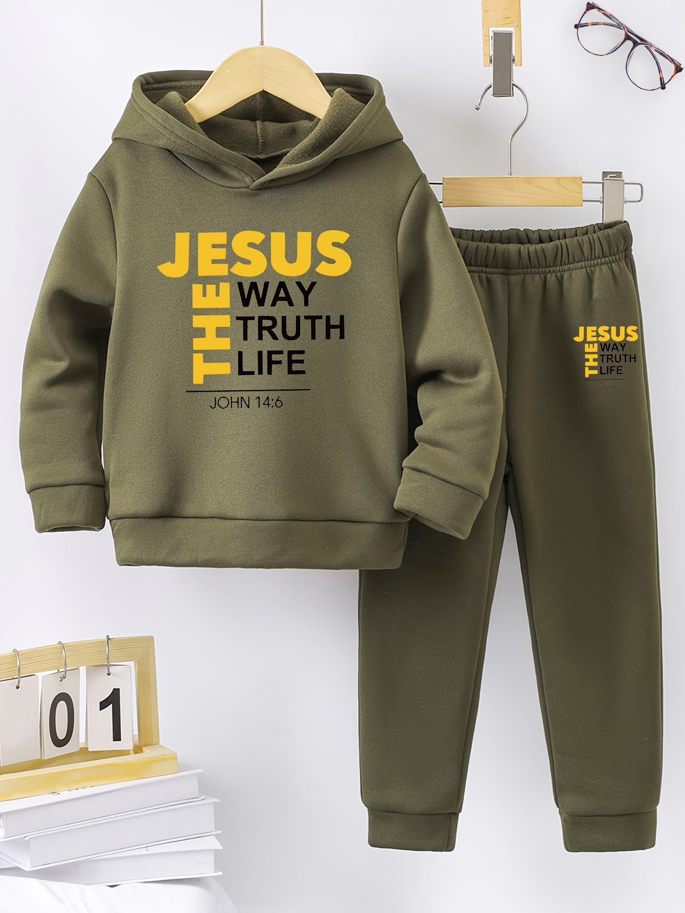 Boys' Autumn And Winter Hooded Sweatshirt Paired With Sports Pants.